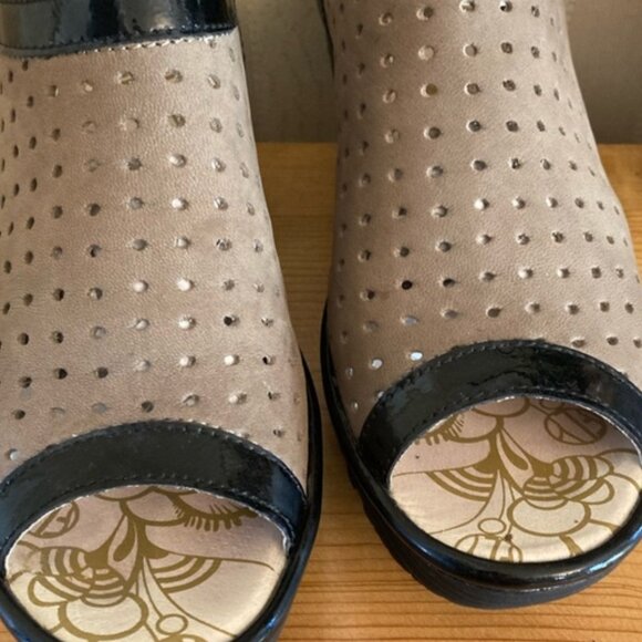 New FLY LONDON Women’s Yile Black/Tan Wedge Sandal Shoes 39 US 8 / 8.5 Peep Toe - Picture 2 of 12